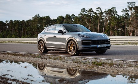 2022 Porsche Cayenne Turbo GT (Color: Arctic Grey) Front Three-Quarter Wallpapers 450x275 (150)