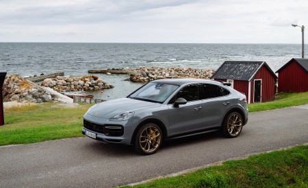 2022 Porsche Cayenne Turbo GT (Color: Arctic Grey) Front Three-Quarter Wallpapers 450x275 (136)