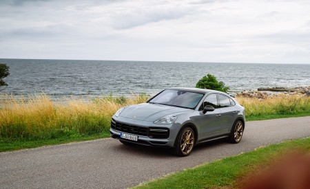 2022 Porsche Cayenne Turbo GT (Color: Arctic Grey) Front Three-Quarter Wallpapers 450x275 (137)