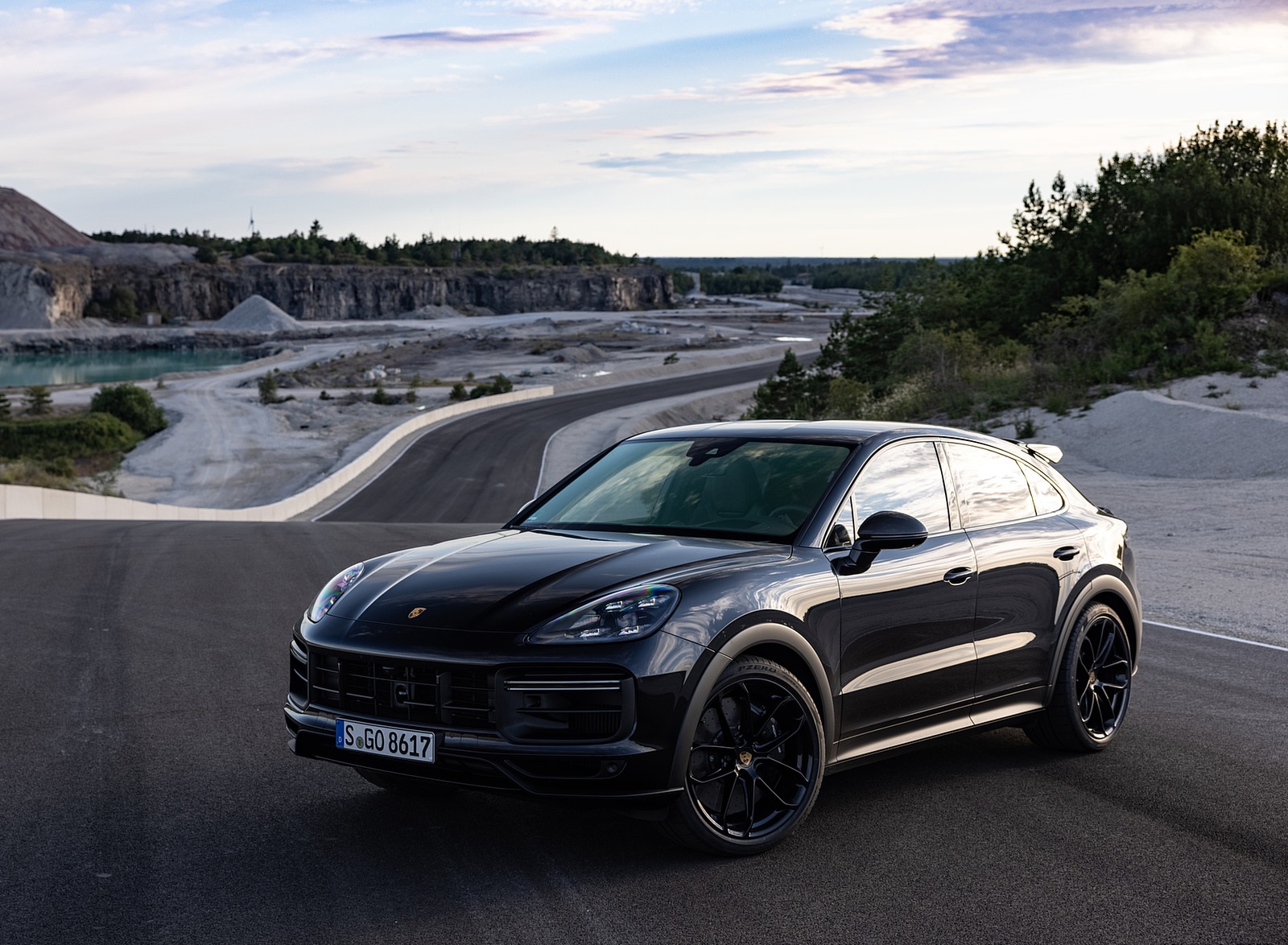 2022 Porsche Cayenne Turbo GT (Color: Jet Black Metallic) Front Three-Quarter Wallpapers #24 of 231