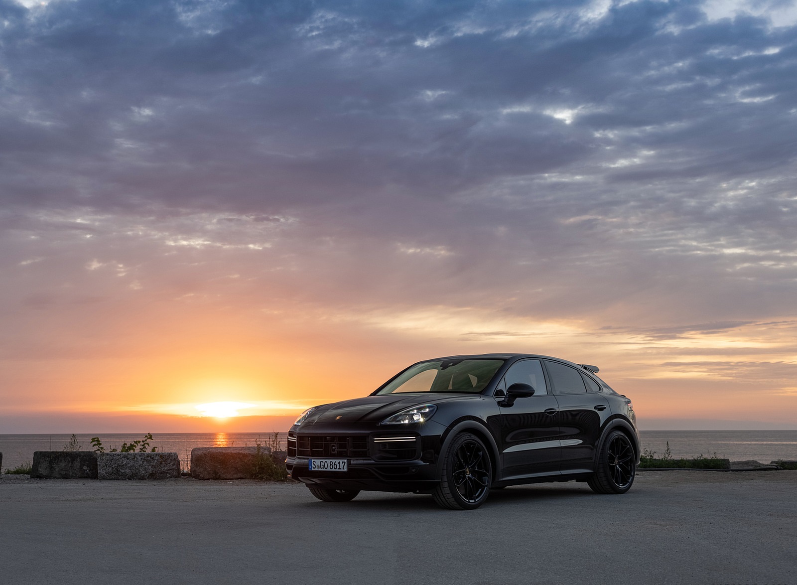 2022 Porsche Cayenne Turbo GT (Color: Jet Black Metallic) Front Three-Quarter Wallpapers #18 of 231