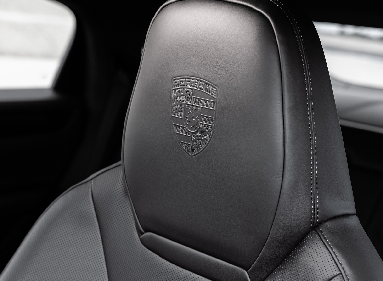 2022 Porsche Cayenne Turbo GT (Color: Jet Black Metallic) Interior Seats Wallpapers #33 of 231