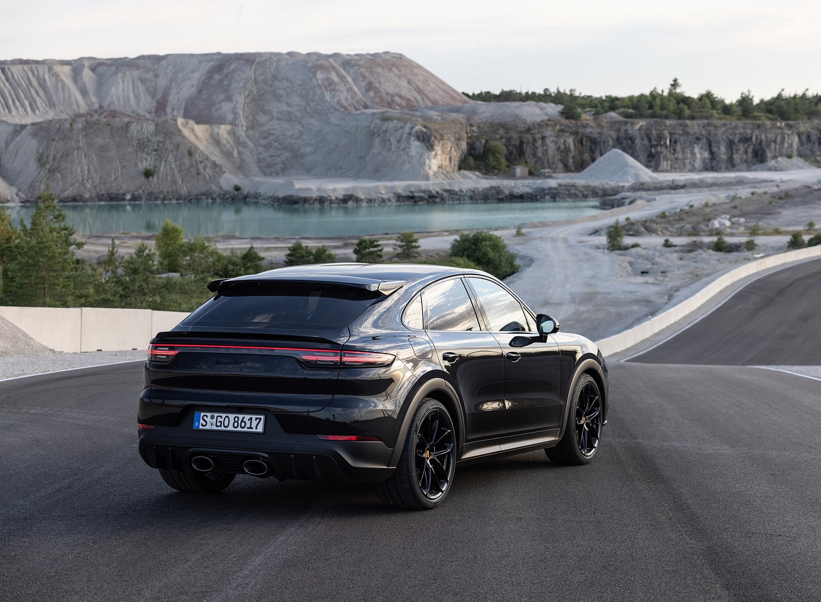 2022 Porsche Cayenne Turbo GT (Color: Jet Black Metallic) Rear Three-Quarter Wallpapers #25 of 231