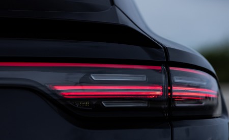 2022 Porsche Cayenne Turbo GT (Color: Jet Black Metallic) Tail Light Wallpapers 450x275 (29)