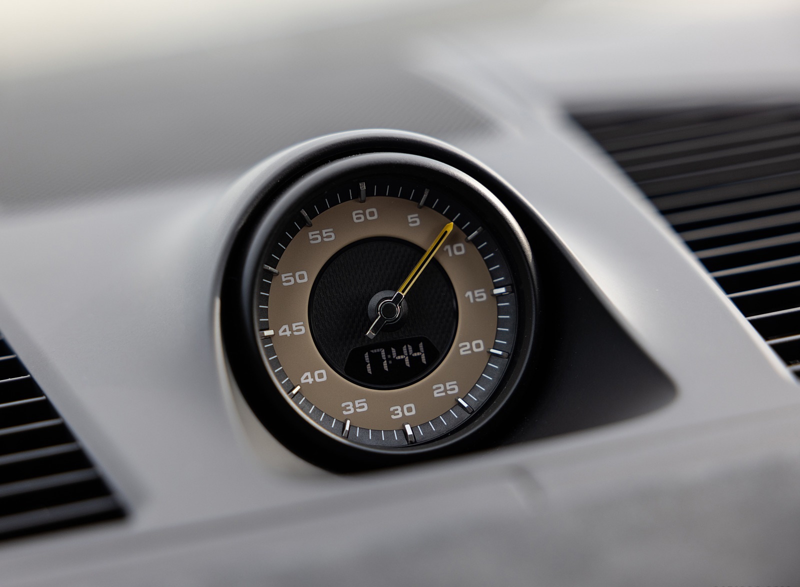 2022 Porsche Cayenne Turbo GT (Color: Porsche Racing Green Metallic) Dashboard Clock Wallpapers #115 of 231