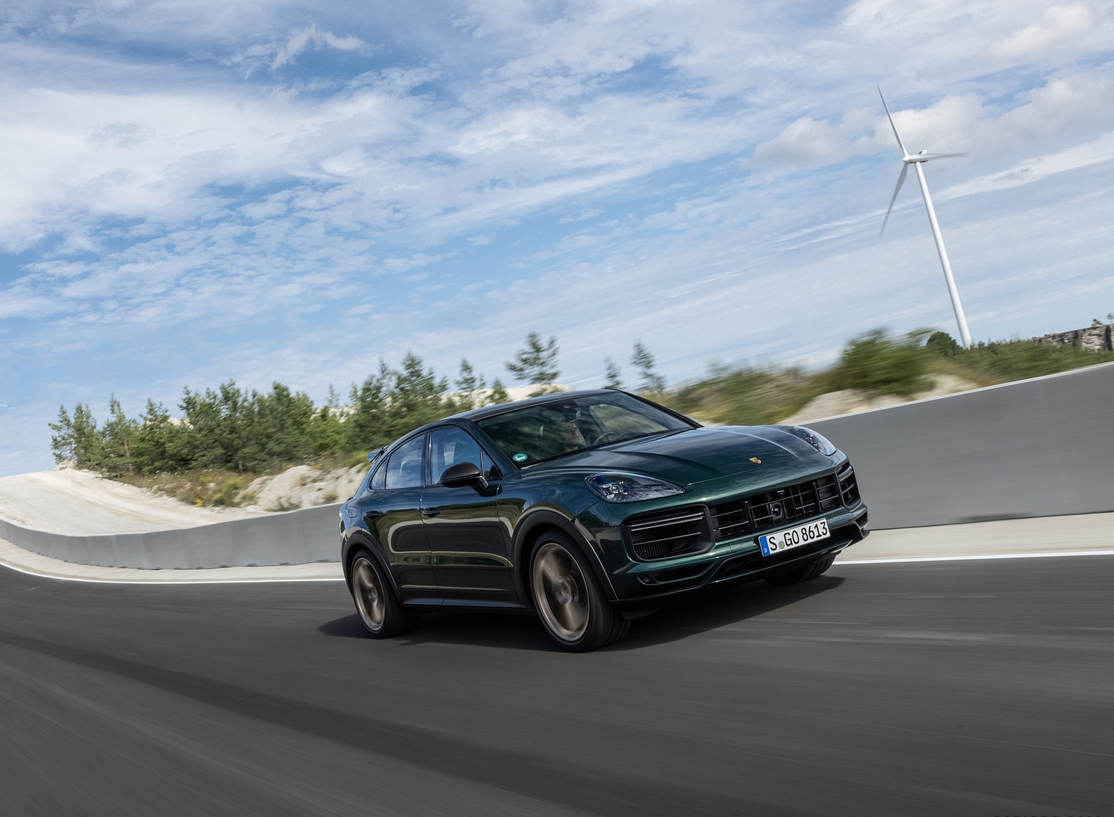 2022 Porsche Cayenne Turbo GT (Color: Porsche Racing Green Metallic) Front Three-Quarter Wallpapers #77 of 231