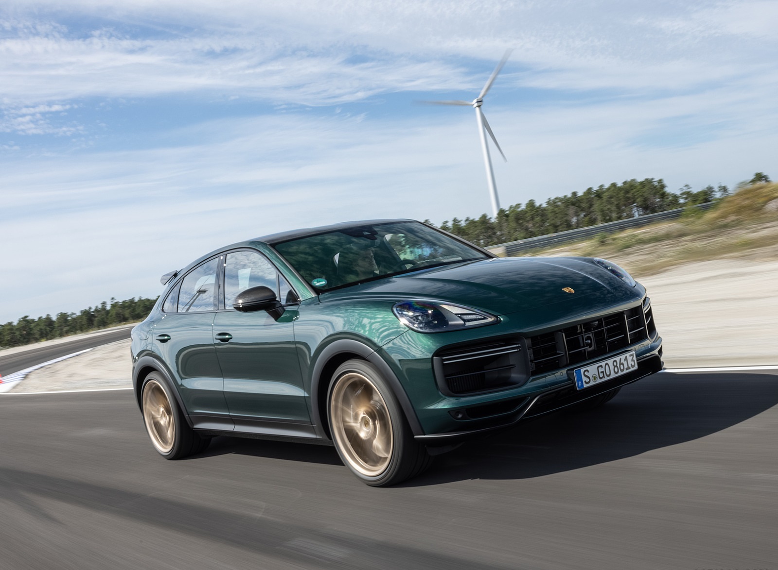 2022 Porsche Cayenne Turbo GT (Color: Porsche Racing Green Metallic) Front Three-Quarter Wallpapers #78 of 231