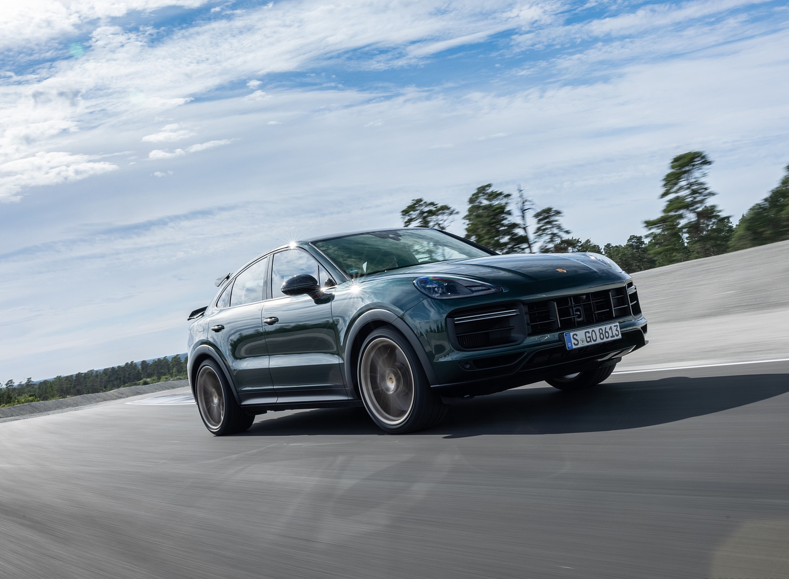 2022 Porsche Cayenne Turbo GT (Color: Porsche Racing Green Metallic) Front Three-Quarter Wallpapers #79 of 231