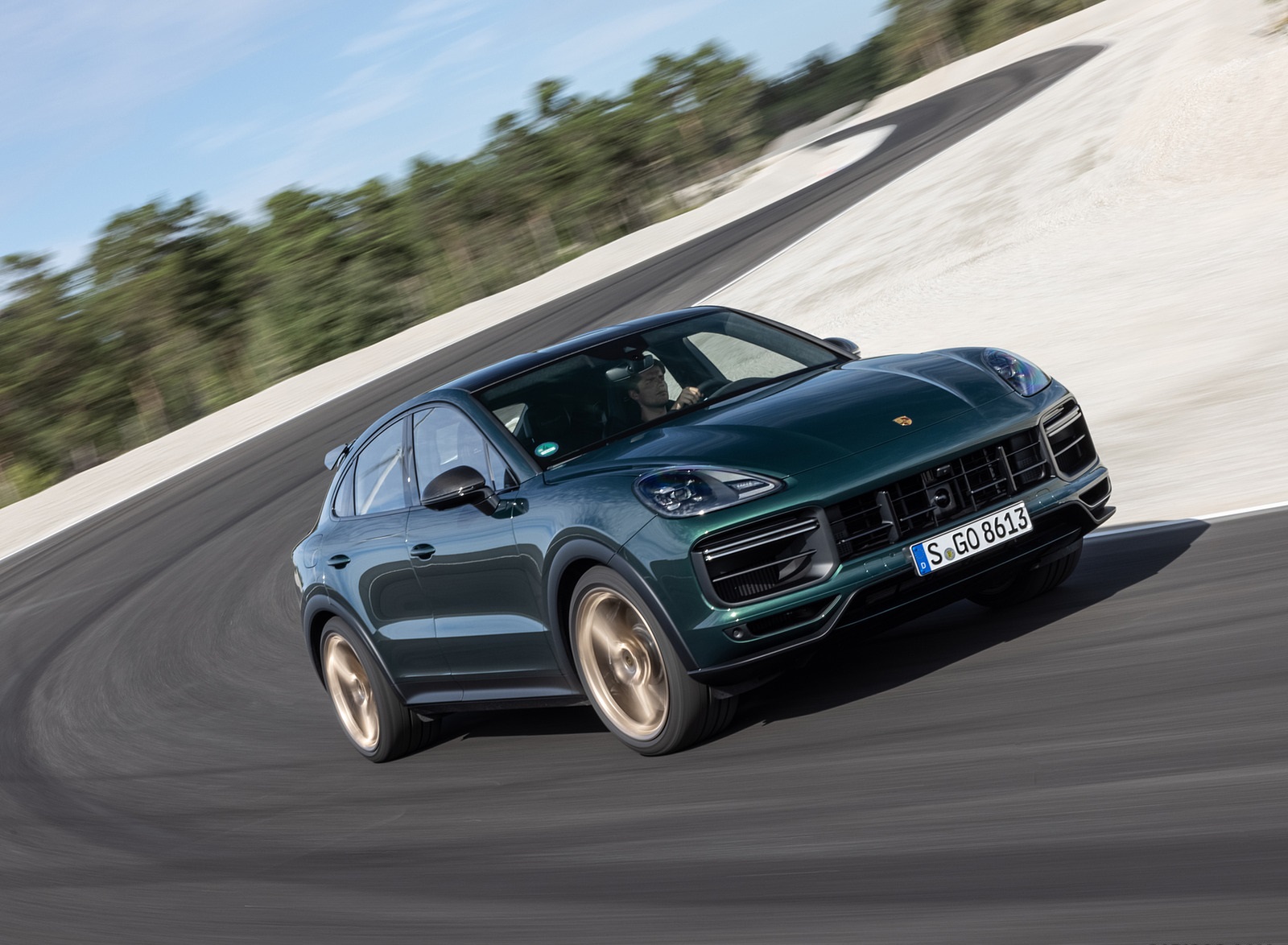 2022 Porsche Cayenne Turbo GT (Color: Porsche Racing Green Metallic) Front Three-Quarter Wallpapers #88 of 231