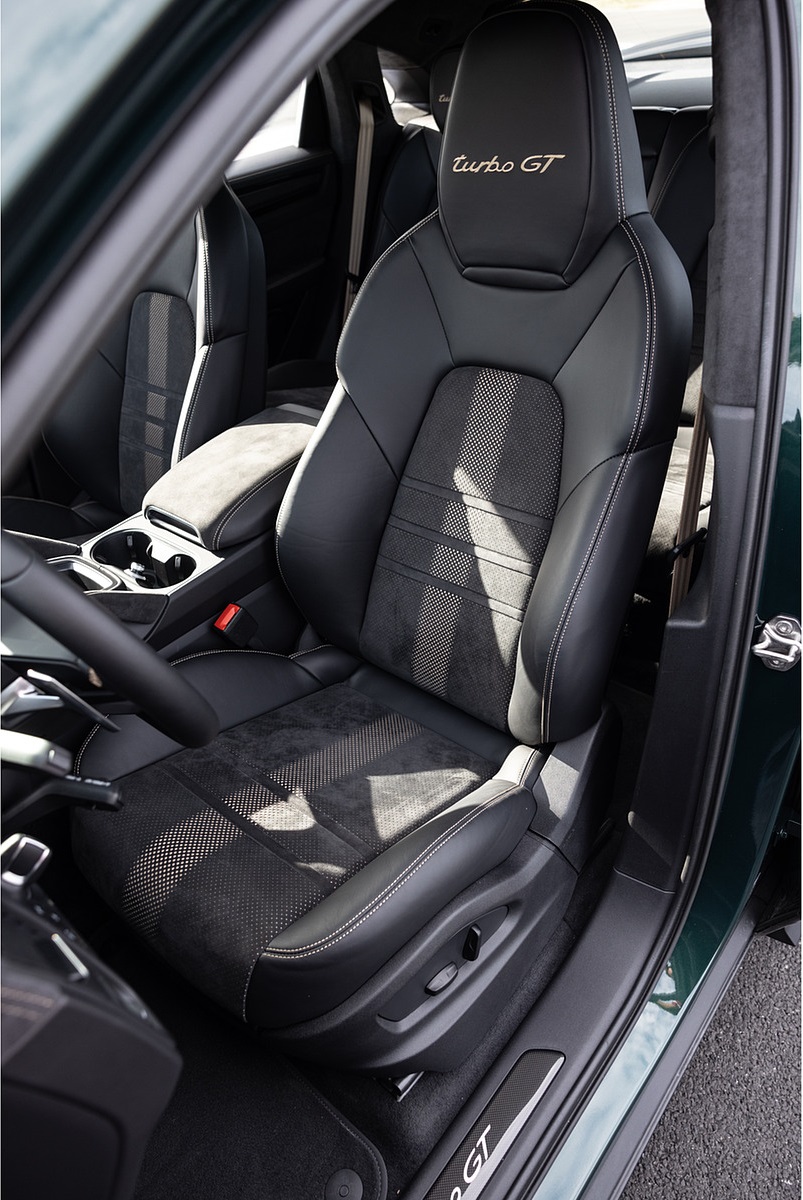 2022 Porsche Cayenne Turbo GT (Color: Porsche Racing Green Metallic) Interior Front Seats Wallpapers #116 of 231