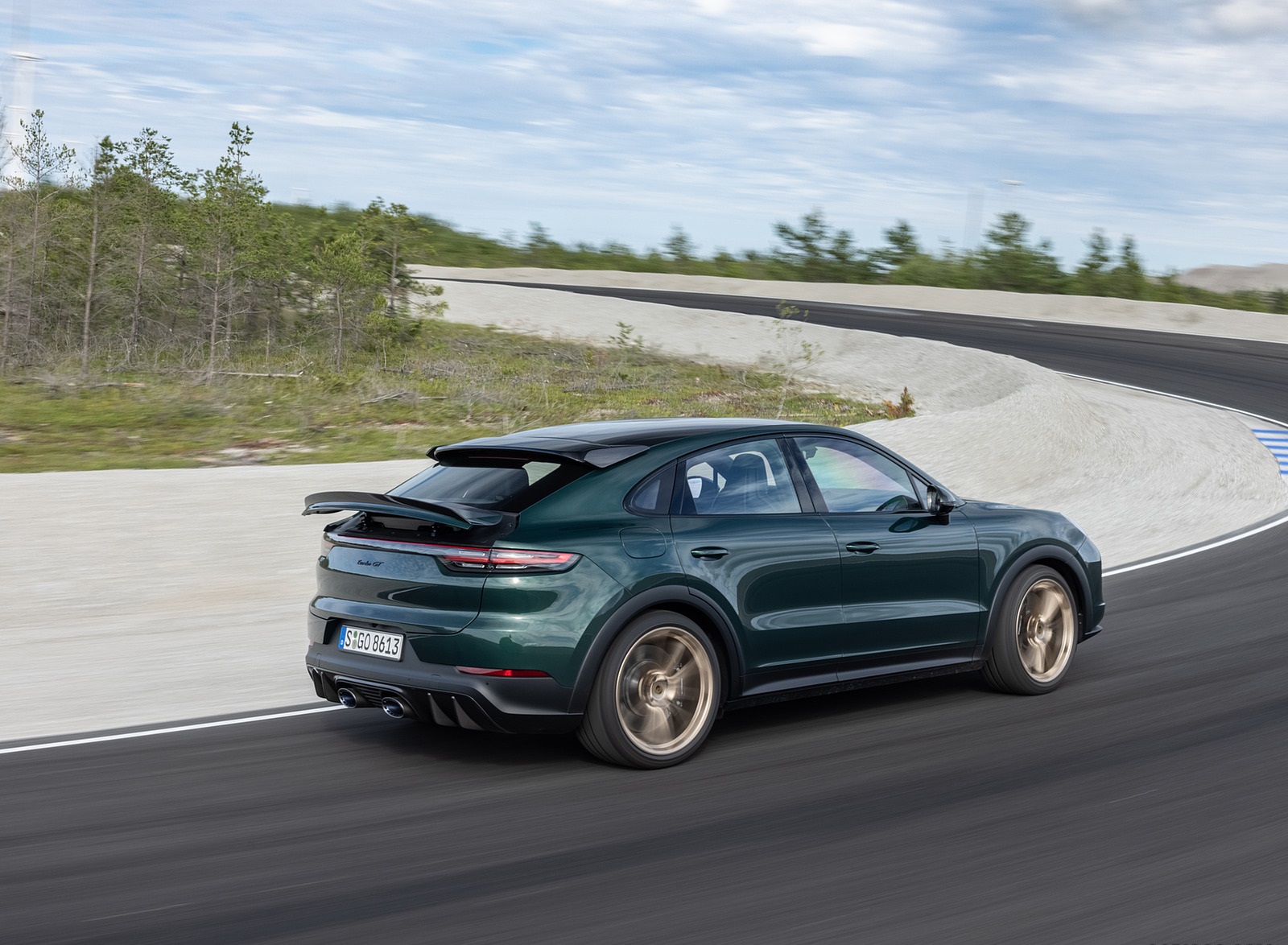 2022 Porsche Cayenne Turbo GT (Color: Porsche Racing Green Metallic) Rear Three-Quarter Wallpapers #86 of 231