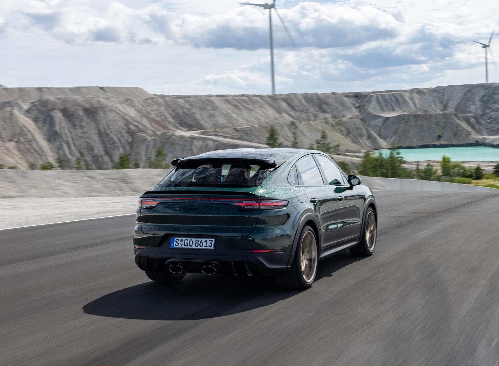 2022 Porsche Cayenne Turbo GT (Color: Porsche Racing Green Metallic) Rear Three-Quarter Wallpapers #87 of 231