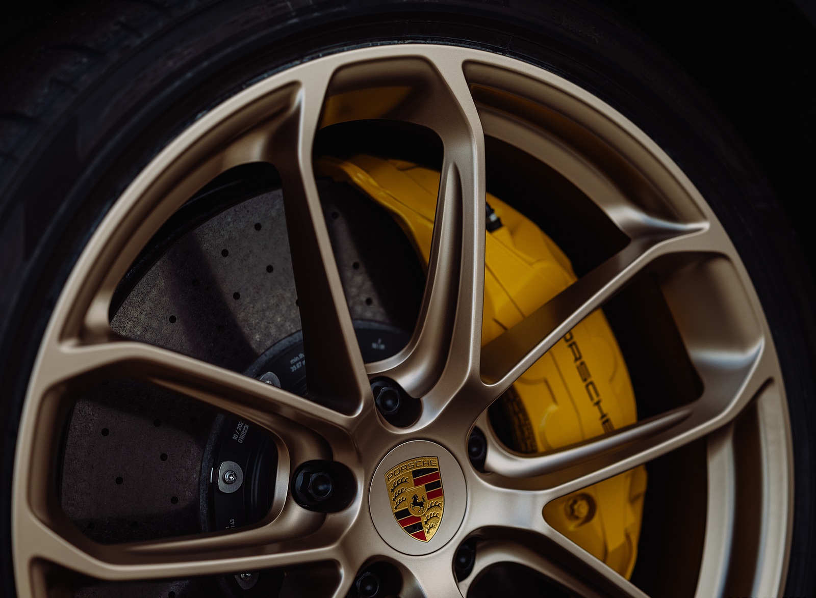 2022 Porsche Cayenne Turbo GT (Color: White) Brakes Wallpapers #69 of 231
