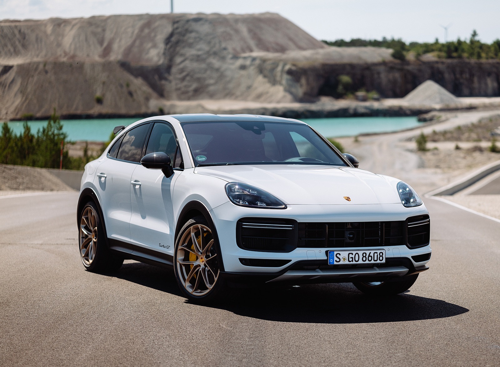 2022 Porsche Cayenne Turbo GT (Color: White) Front Three-Quarter Wallpapers #54 of 231
