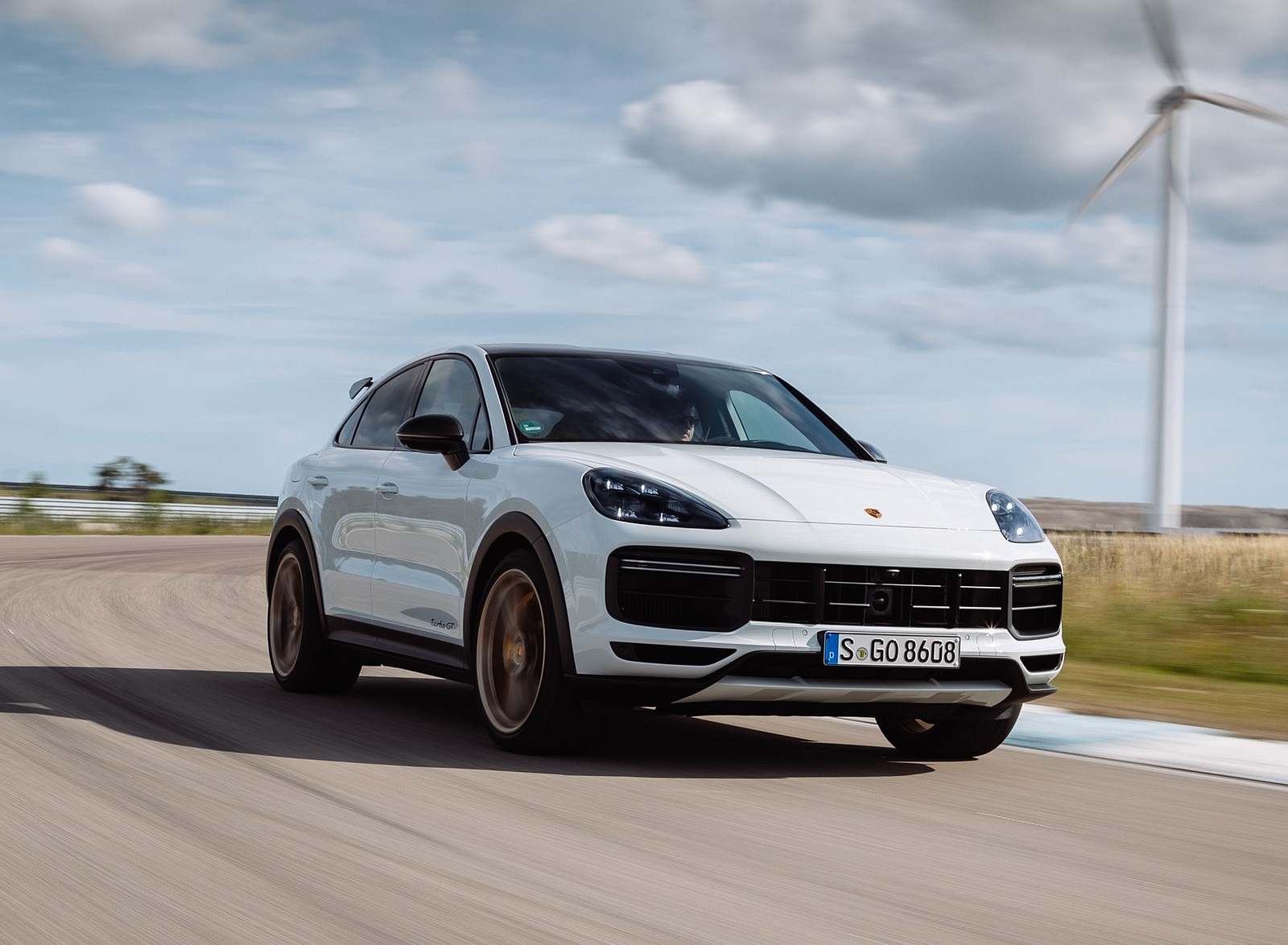 2022 Porsche Cayenne Turbo GT (Color: White) Front Three-Quarter Wallpapers #45 of 231