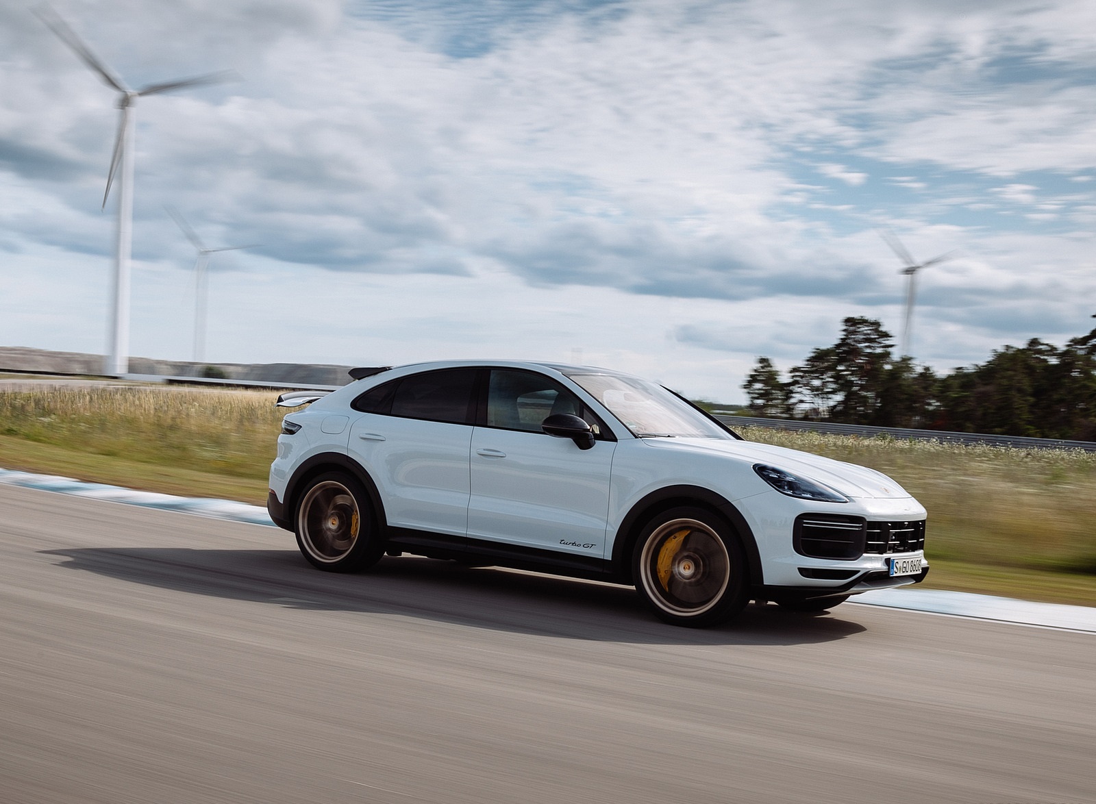 2022 Porsche Cayenne Turbo GT (Color: White) Front Three-Quarter Wallpapers #46 of 231