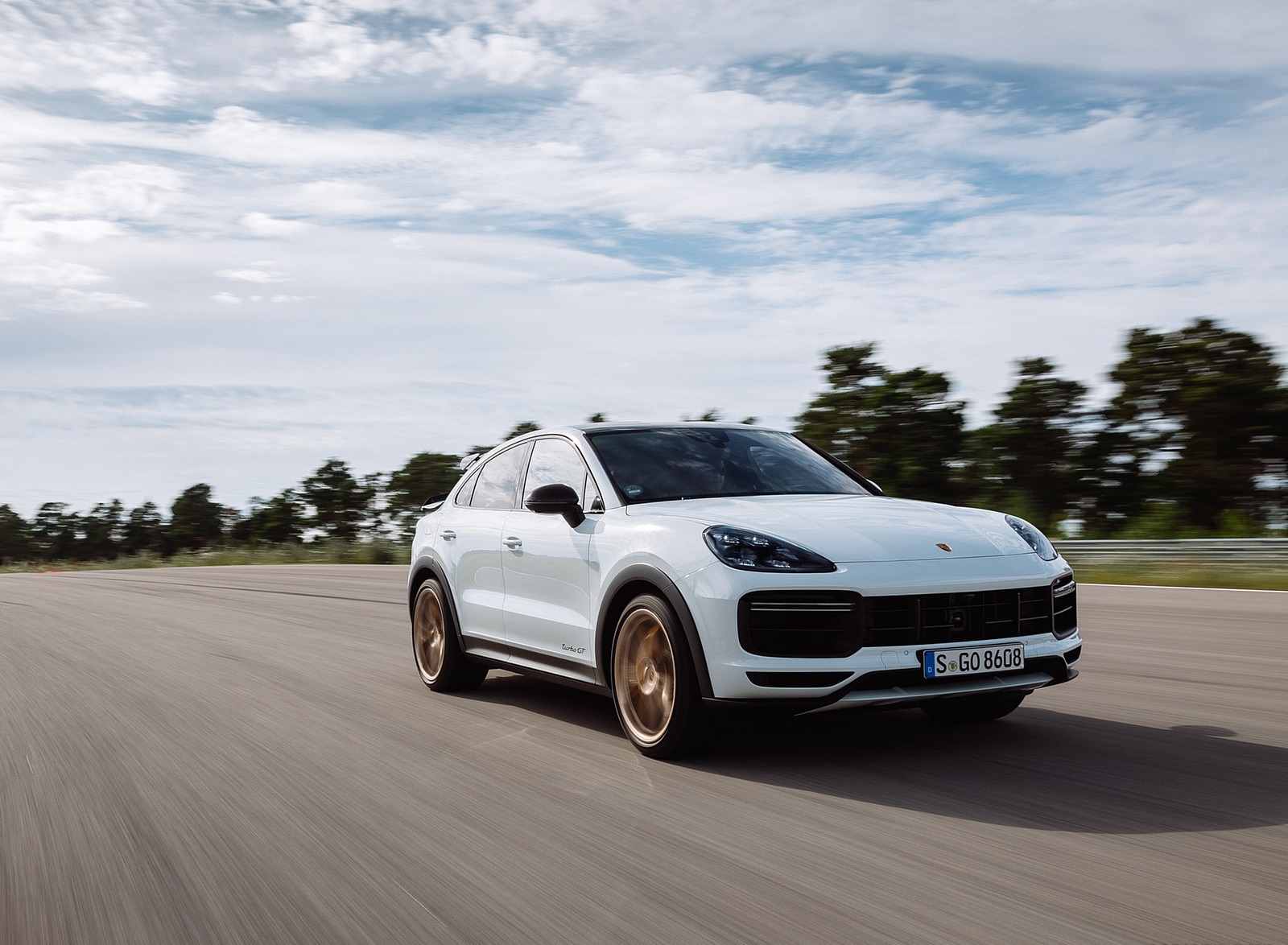 2022 Porsche Cayenne Turbo GT (Color: White) Front Three-Quarter Wallpapers #40 of 231