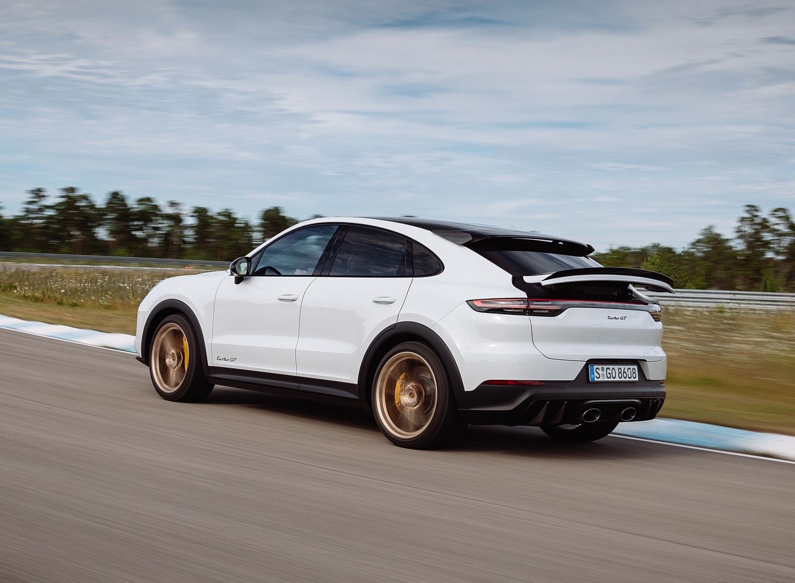 2022 Porsche Cayenne Turbo GT (Color: White) Rear Three-Quarter Wallpapers  #42 of 231