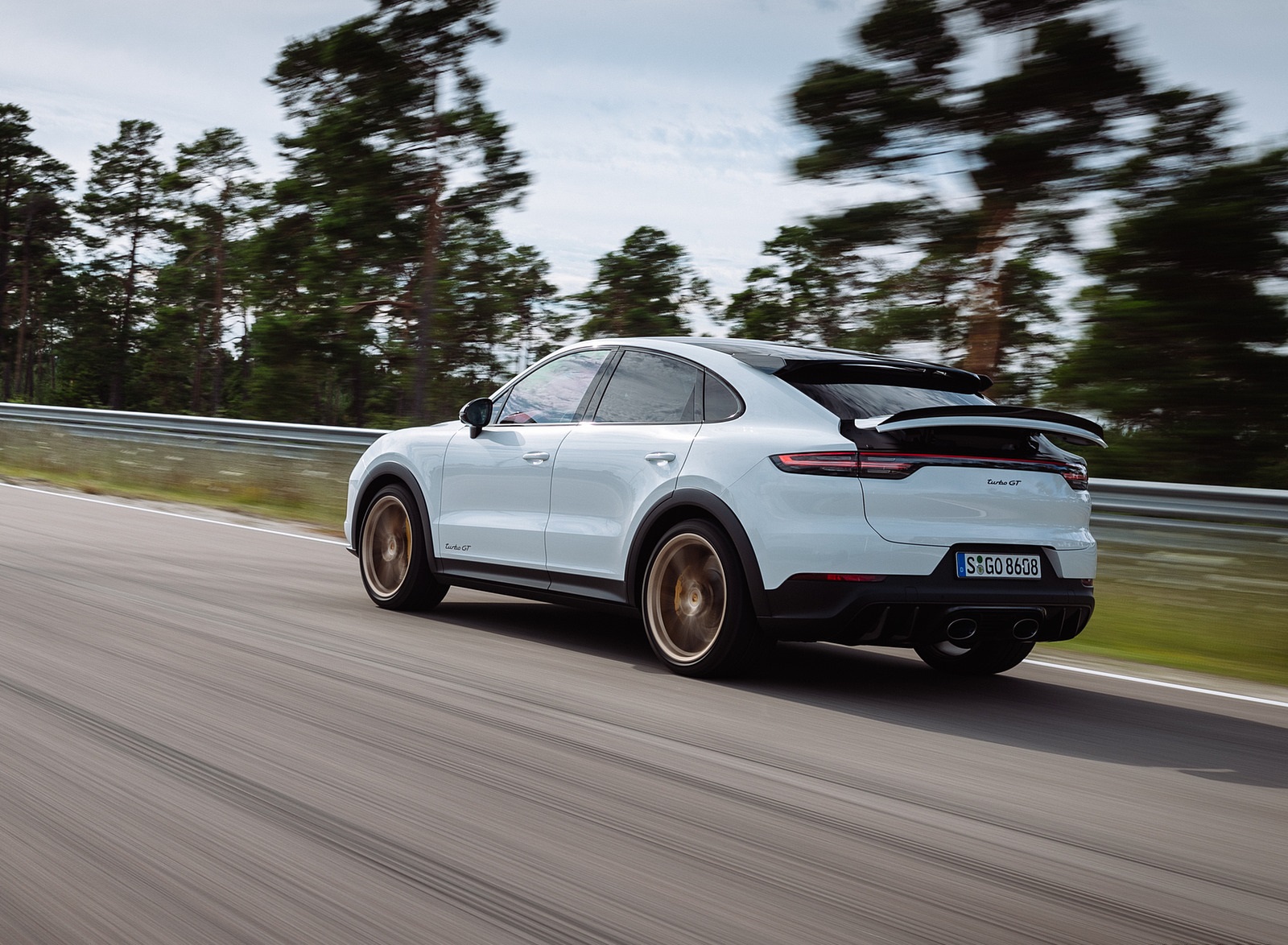 2022 Porsche Cayenne Turbo GT (Color: White) Rear Three-Quarter Wallpapers #43 of 231