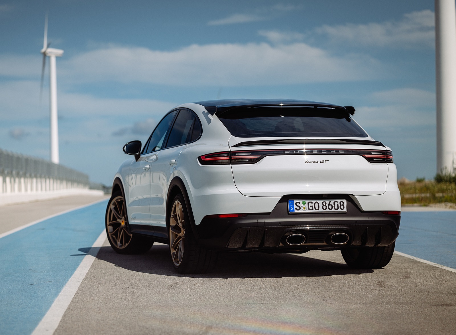 2022 Porsche Cayenne Turbo GT (Color: White) Rear Three-Quarter Wallpapers #56 of 231