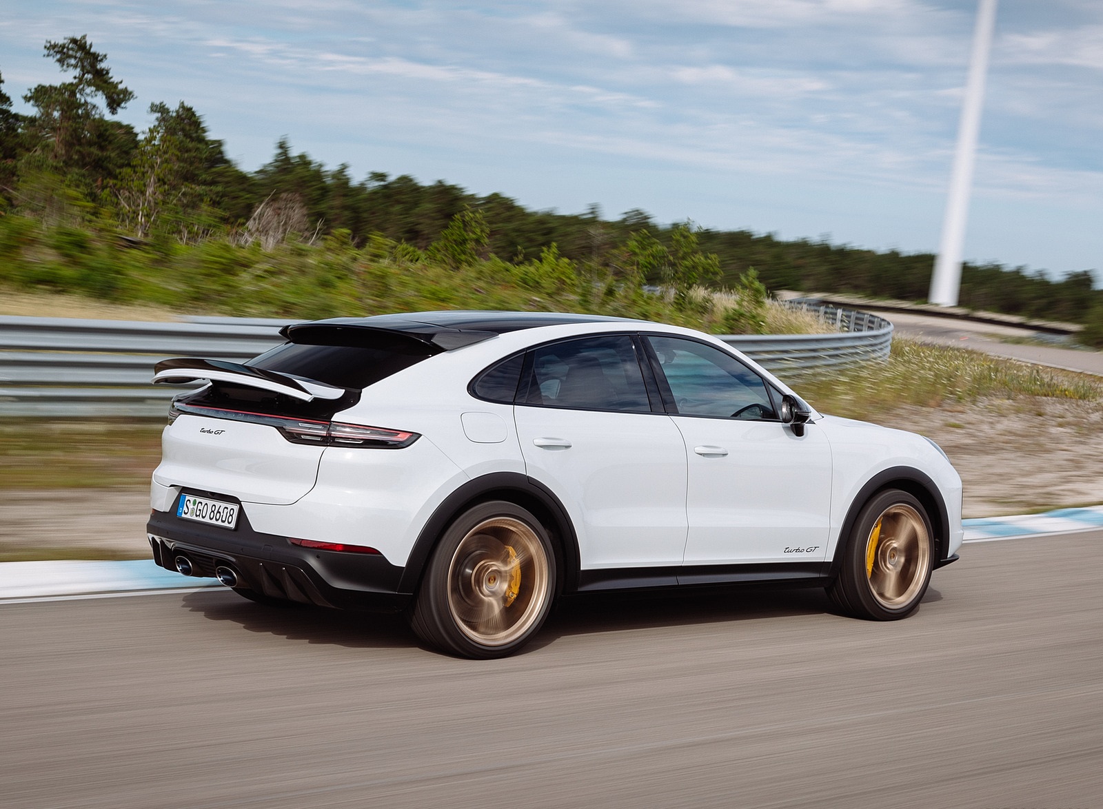 2022 Porsche Cayenne Turbo GT (Color: White) Rear Three-Quarter Wallpapers #51 of 231