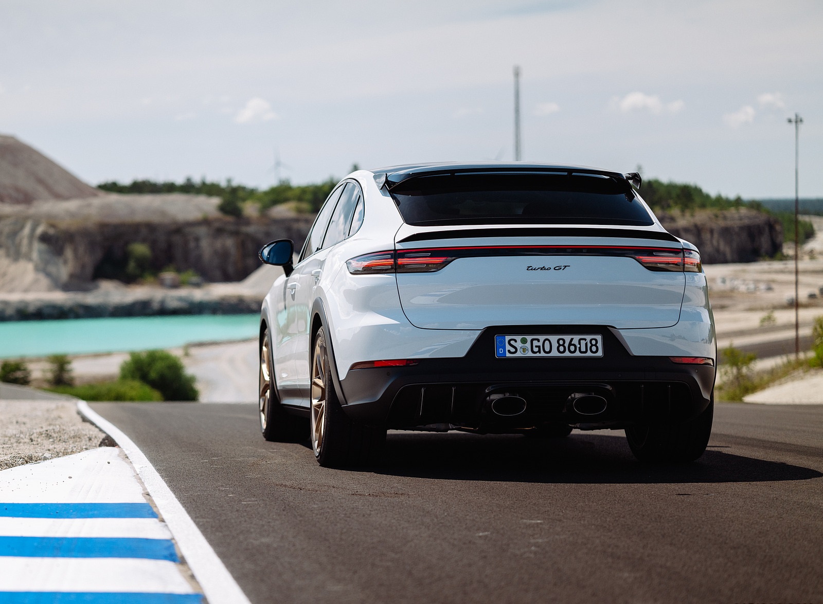 2022 Porsche Cayenne Turbo GT (Color: White) Rear Wallpapers #57 of 231