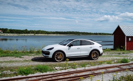 2022 Porsche Cayenne Turbo GT (Color: White) Side Wallpapers 450x275 (63)