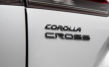 2022 Toyota Corolla Cross (Color: Wind Chill Pearl) Badge Wallpapers 450x275 (13)