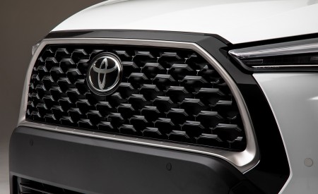2022 Toyota Corolla Cross (Color: Wind Chill Pearl) Grill Wallpapers 450x275 (8)