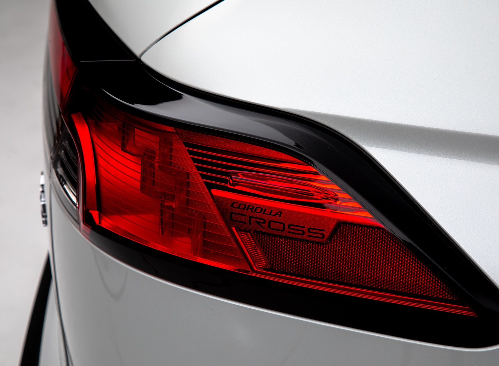2022 Toyota Corolla Cross (Color: Wind Chill Pearl) Tail Light Wallpapers #11 of 39