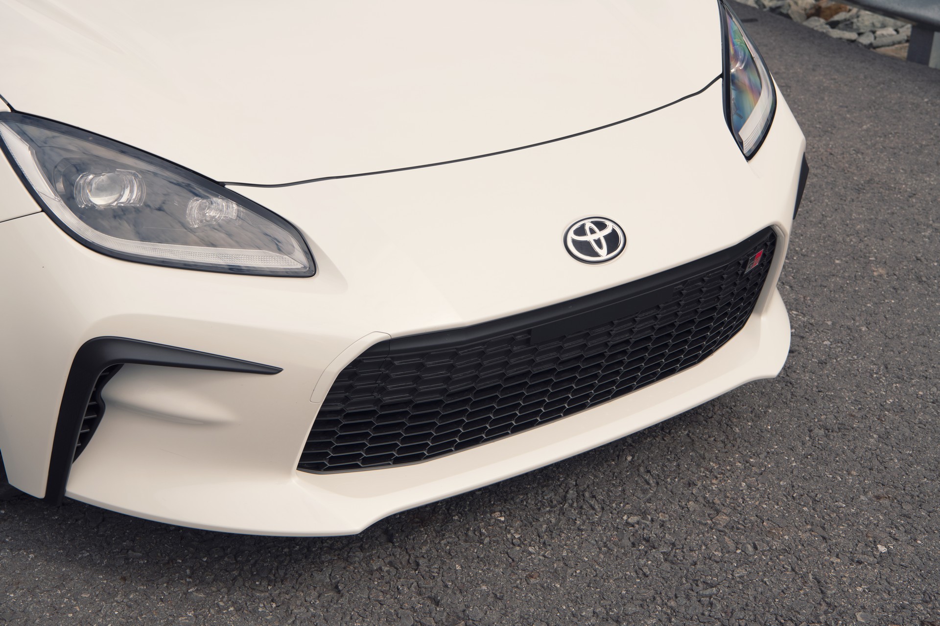2022 Toyota GR 86 (Color: Halo White) Front Bumper Wallpapers #66 of 205