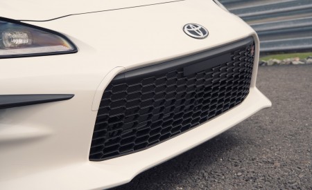 2022 Toyota GR 86 (Color: Halo White) Grill Wallpapers 450x275 (67)