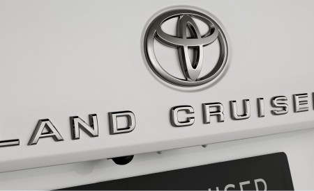 2022 Toyota Land Cruiser 300 Series Badge Wallpapers 450x275 (23)