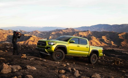 2022 Toyota Tacoma TRD Pro Front Three-Quarter Wallpapers 450x275 (3)