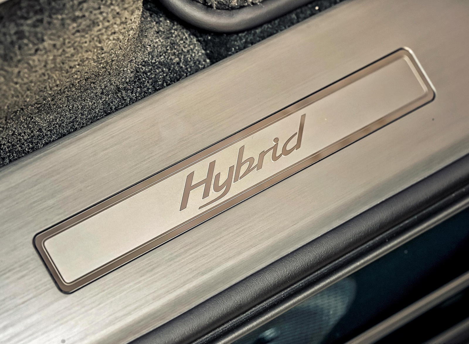 2021 Bentley Bentayga Plug-In Hybrid (Color: Viridian) Door Sill Wallpapers #41 of 68