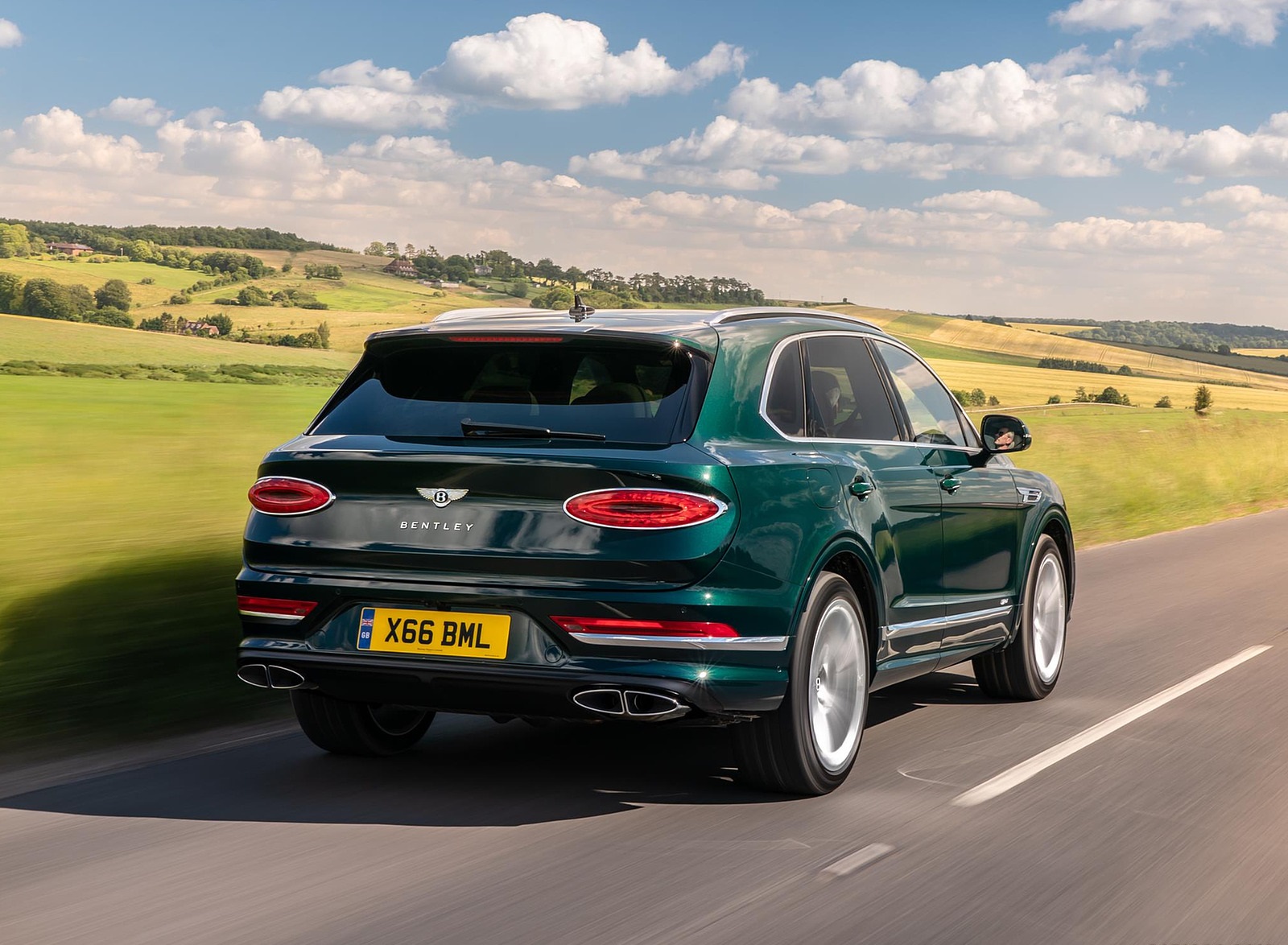 2021 Bentley Bentayga Plug-In Hybrid (Color: Viridian) Rear Three-Quarter Wallpapers #32 of 68