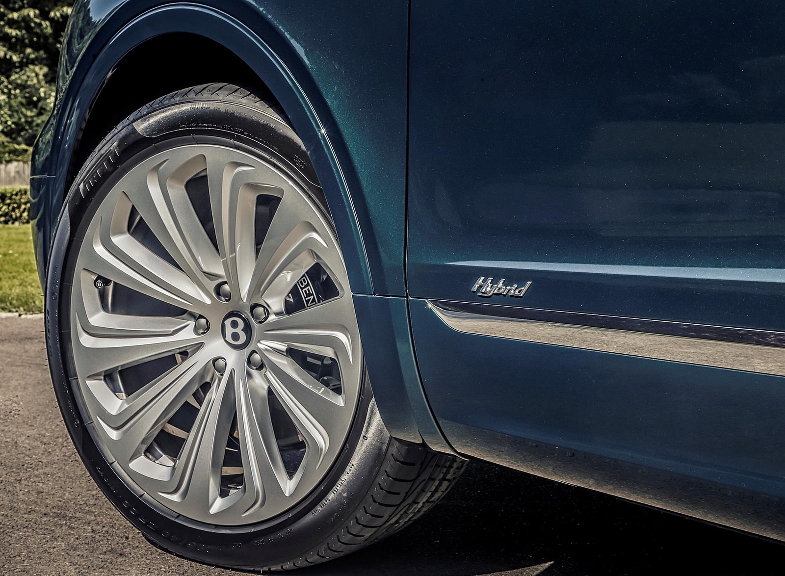 2021 Bentley Bentayga Plug-In Hybrid (Color: Viridian) Wheel Wallpapers #39 of 68