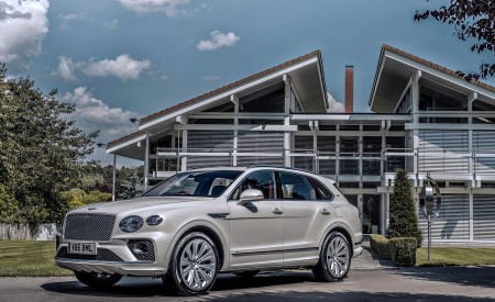 2021 Bentley Bentayga Plug-In Hybrid First Edition (Color: Ghost White) Front Three-Quarter Wallpapers 450x275 (23)