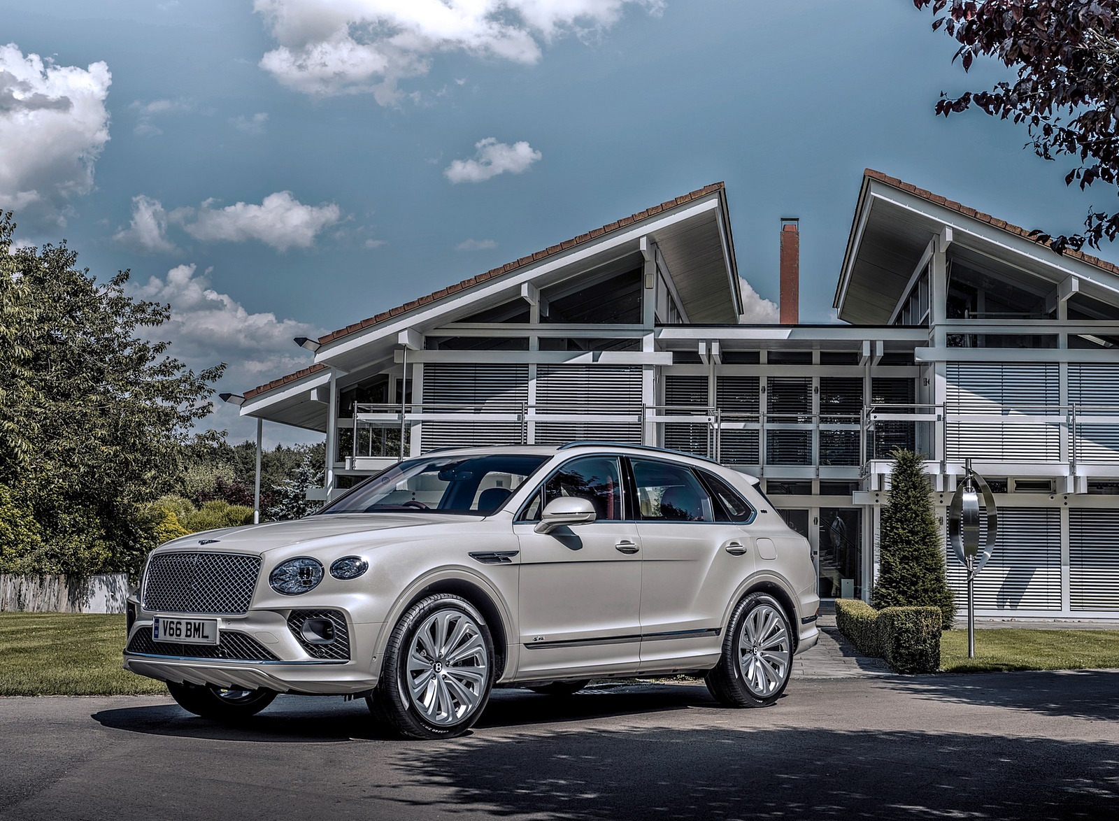 2021 Bentley Bentayga Plug-In Hybrid First Edition (Color: Ghost White) Front Three-Quarter Wallpapers #23 of 68