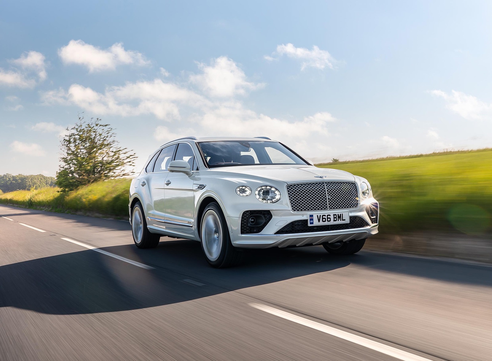 2021 Bentley Bentayga Plug-In Hybrid First Edition (Color: Ghost White) Front Three-Quarter Wallpapers #18 of 68