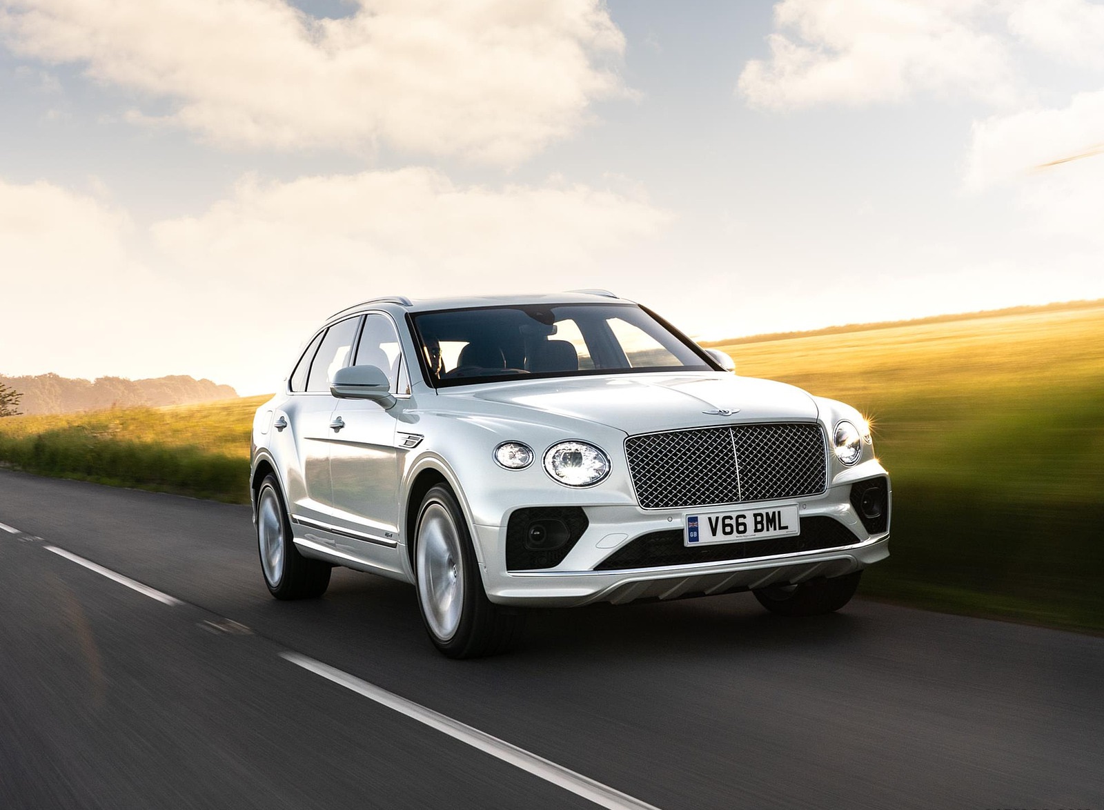 2021 Bentley Bentayga Plug-In Hybrid First Edition (Color: Ghost White) Front Three-Quarter Wallpapers #16 of 68