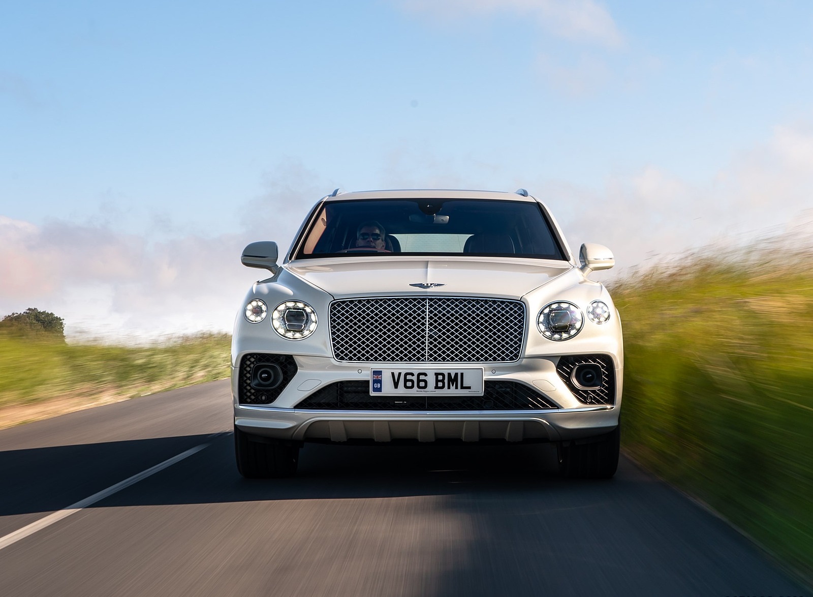 2021 Bentley Bentayga Plug-In Hybrid First Edition (Color: Ghost White) Front Wallpapers #17 of 68