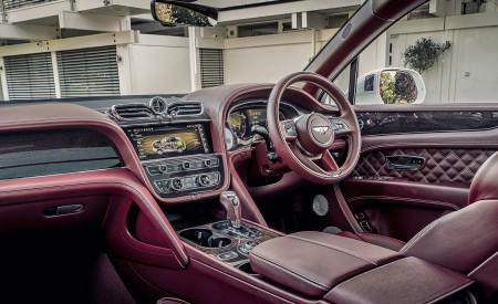 2021 Bentley Bentayga Plug-In Hybrid First Edition (Color: Ghost White) Interior Wallpapers 450x275 (27)