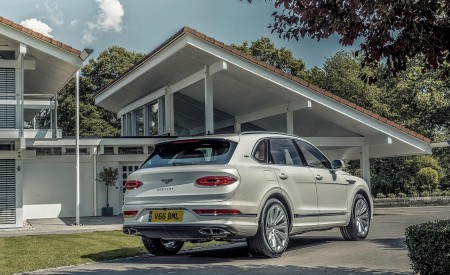 2021 Bentley Bentayga Plug-In Hybrid First Edition (Color: Ghost White) Rear Three-Quarter Wallpapers 450x275 (24)