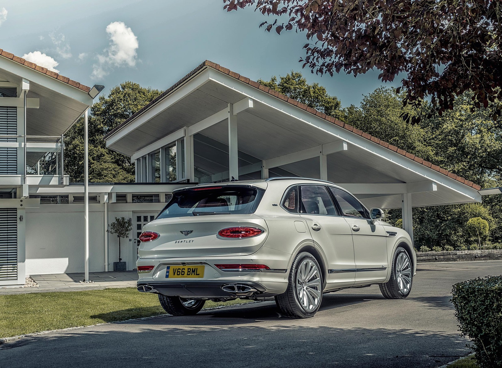 2021 Bentley Bentayga Plug-In Hybrid First Edition (Color: Ghost White) Rear Three-Quarter Wallpapers #24 of 68