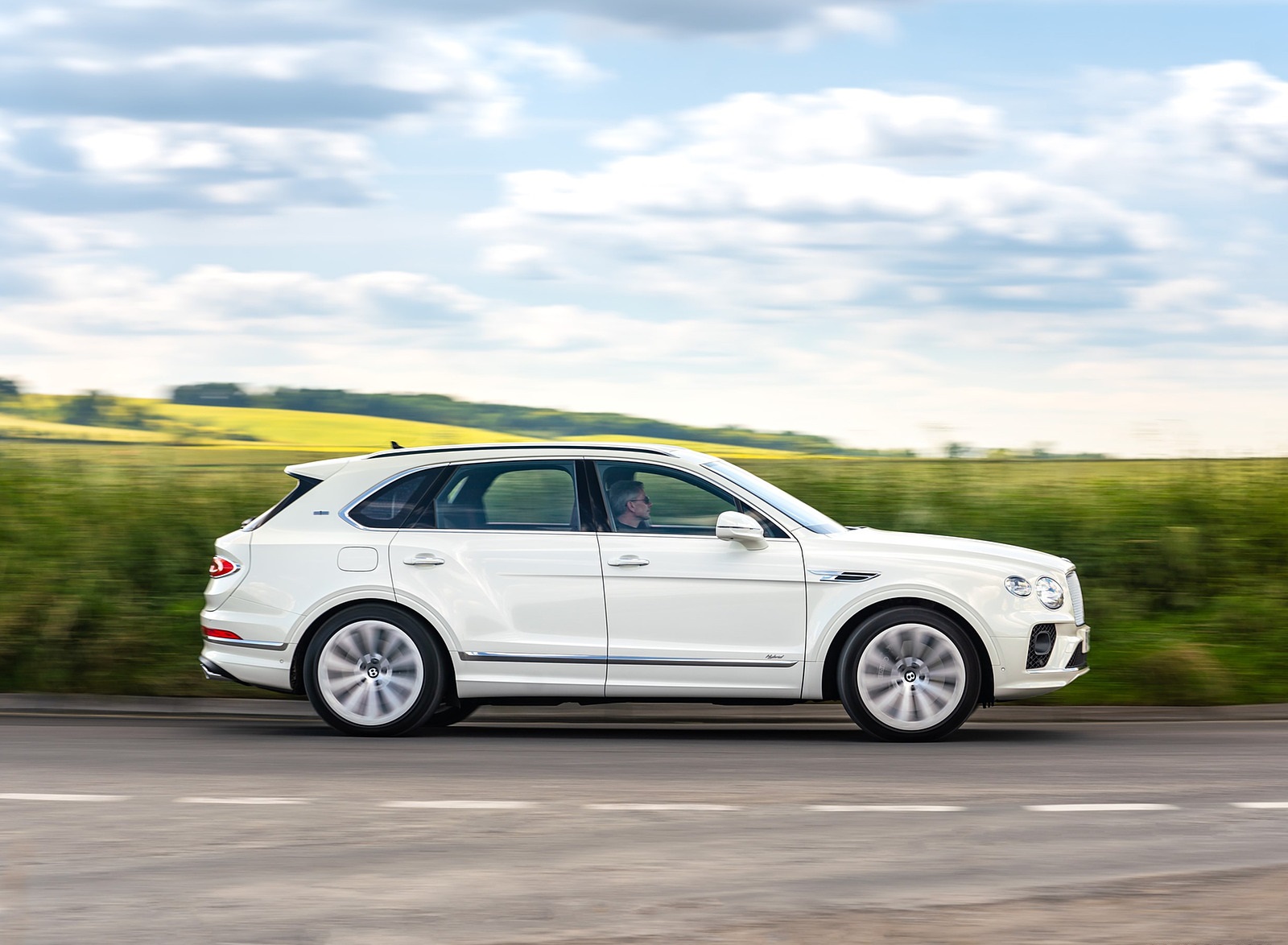 2021 Bentley Bentayga Plug-In Hybrid First Edition (Color: Ghost White) Side Wallpapers #21 of 68
