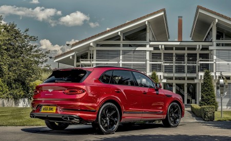 2021 Bentley Bentayga Plug-In Hybrid First Edition First Edition (Color: Dragon Red) Rear Three-Quarter Wallpapers 450x275 (9)