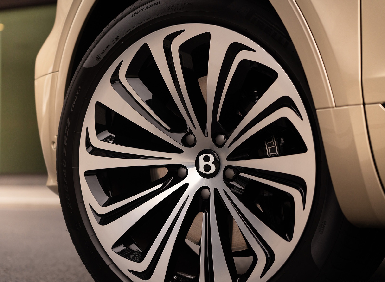 2021 Bentley Bentayga Plug-In Hybrid Wheel Wallpapers #63 of 68