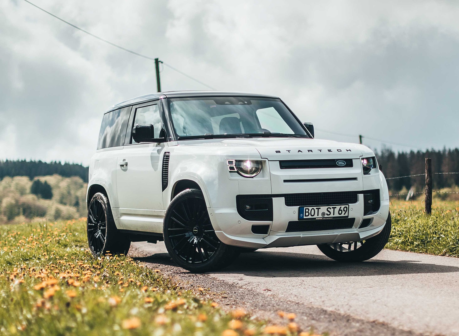 2021 STARTECH Land Rover Defender 90 Front Three-Quarter Wallpapers (1)