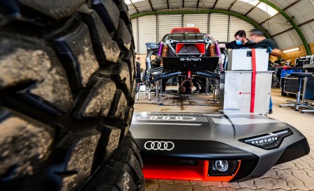 2022 Audi RS Q e-tron Dakar Rally Making Of Wallpapers 450x275 (25)